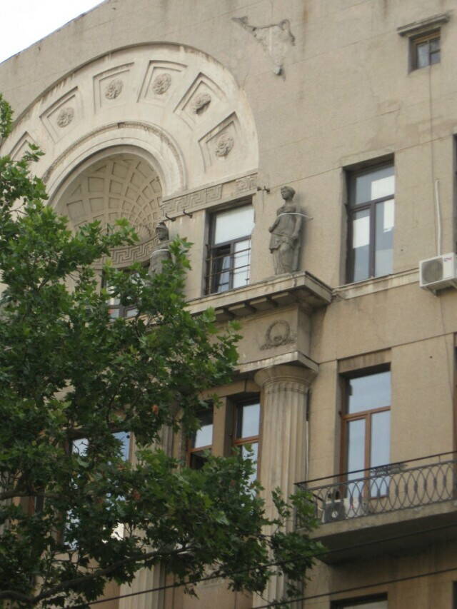 Фрагмент фасада доходного дома Асвадурова