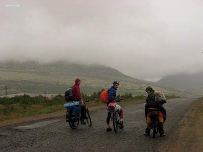 После 70 км асфальтового шоссе Оленегорск-Ревда горы встретили нас плотным туманом с моросящим дождем